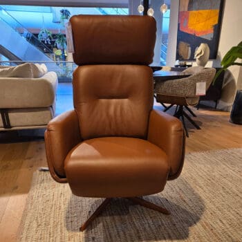 Showroom model van een relaxfauteuil P1 bij Houweling Interieur. Moderne fauteuil uitgevoerd in cognac leer.