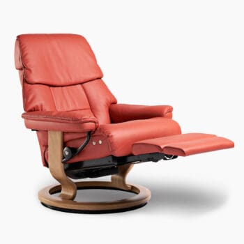 Elektrische fauteuil van Stressless bij Houweling Interieur. Het is een relaxfauteuil uitgevoerd in oranje leder.