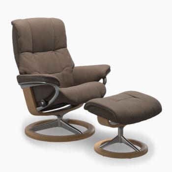 Fauteuil met voetenbank van Stressless bij Houweling Interieur. Het is een design fauteuil uitgevoerd in bruine stof en ronde voet.