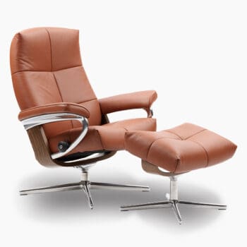 Moderne fauteuil van Stressless bij Houweling Interieur. Het is een design fauteuil uitgevoerd in cognac leder.