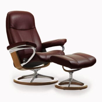 Design fauteuil bij Houweling Interieur. Het is een relax fauteuil uitgevoerd in roodbruin leder.