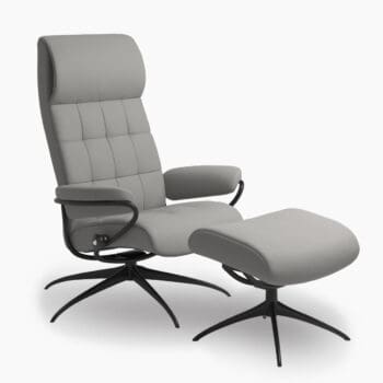 Design fauteuil van Stressless bij Houweling Interieur. Relaxfauteuil uitgevoerd in lichtgrijs leder.