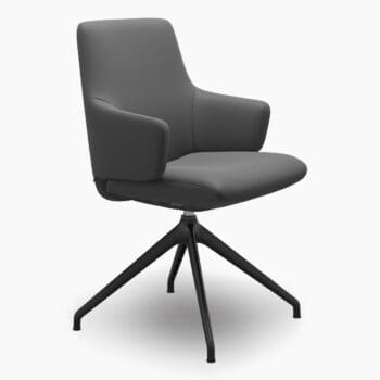 Luxe eetkamerstoel van Stressless bij Houweling Interieur. Een moderne eetkamerstoel uitgevoerd in grijs leder.