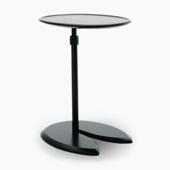 Design bijzettafel van Stressless bij Houweling Interieur. Ronde bijzettafel met gespleten voet uitgevoerd in het zwart.