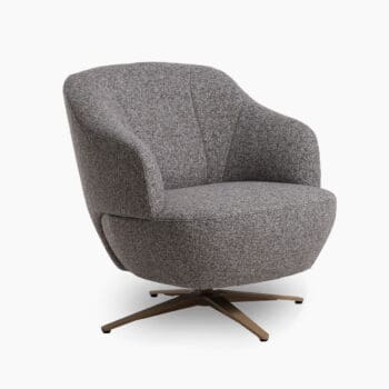 Draaifauteuil bij Houweling Interieur. Design fauteuil uitgevoerd in grijze stof en bronzen draaipoot.