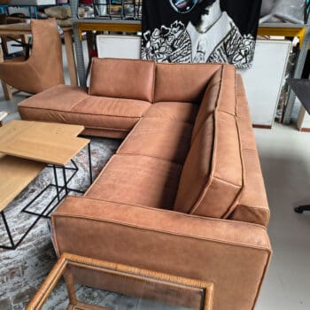 Showroommodel van een leren hoekbank bij Houweling Interieur. Moderne hoekbank uitgevoerd in cognackleurig leer.