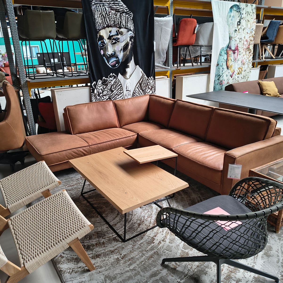Showroommodel van een leren hoekbank bij Houweling Interieur. Moderne hoekbank uitgevoerd in cognackleurig leer.