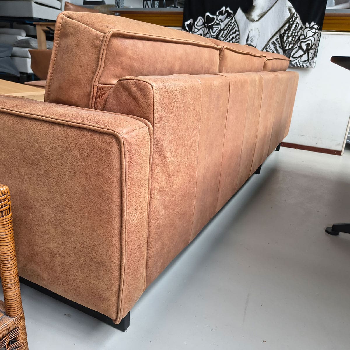 Showroommodel van een leren hoekbank bij Houweling Interieur. Moderne hoekbank uitgevoerd in cognackleurig leer.