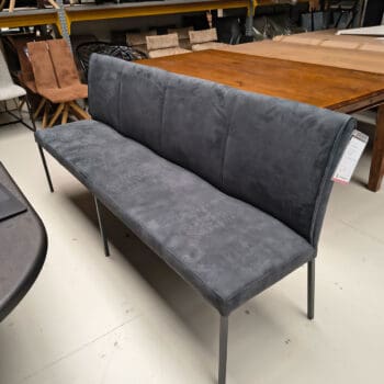 Showroommodel van een leren eetbank bij Houweling Interieur. Eetkamerbank uitgevoerd in antraciet leer.