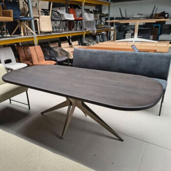 Showroommodel van een massief houten eettafel bij Houweling Interieur. Deens ovale eettafel uitgevoerd in bruin eiken blad.