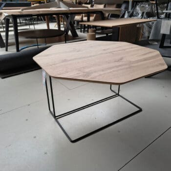 Showroommodel van een houten salontafel bij Houweling Interieur. Achthoekige salontafel met rank stalen onderstel van Fama Living