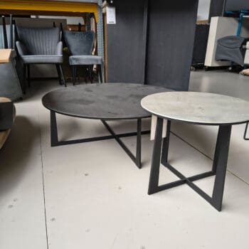 Showroommodel van een salontafel set bij Houweling Interieur. Keramieken ronde salontafels met metalen onderstel.