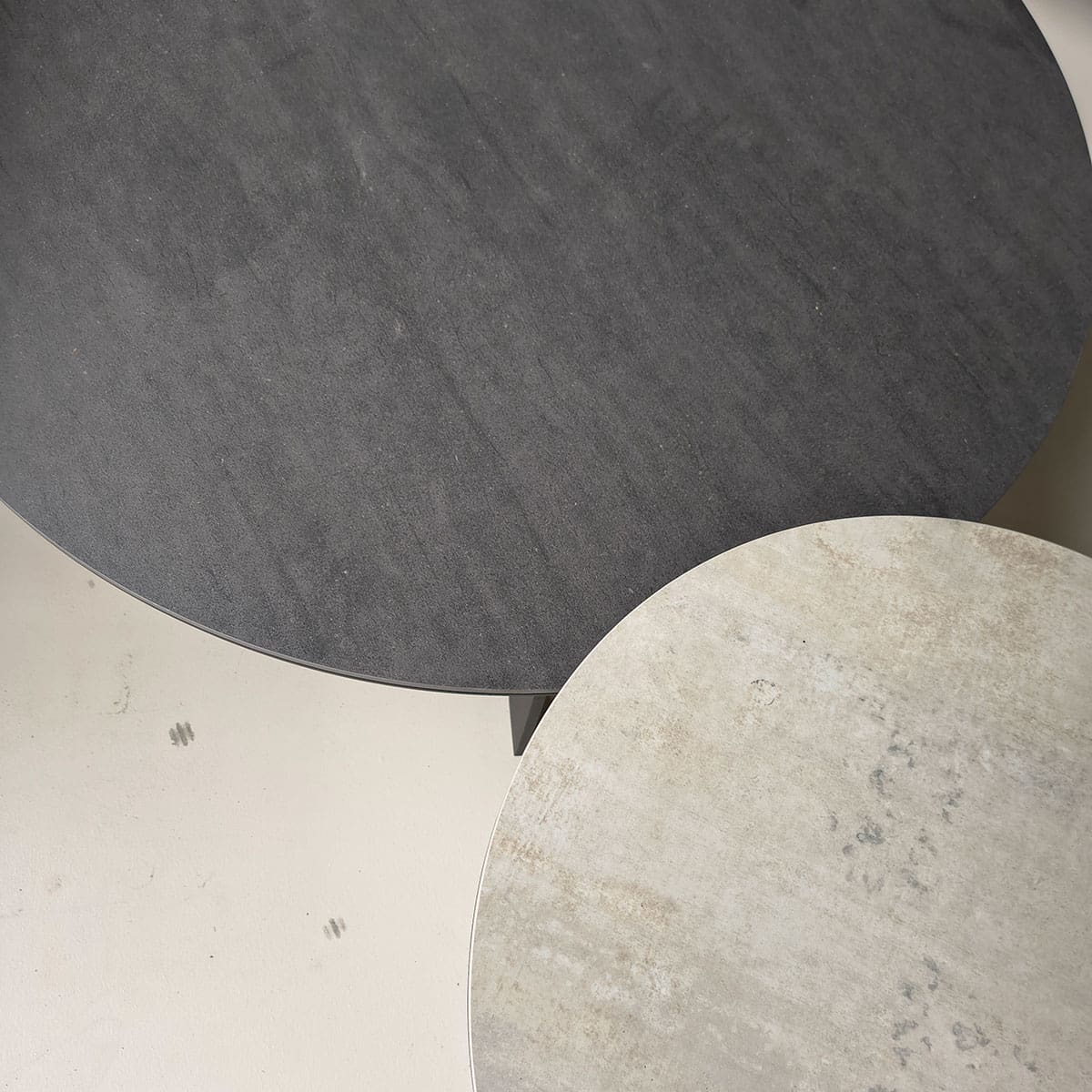 Showroommodel van een salontafel set bij Houweling Interieur. Keramieken ronde salontafels met metalen onderstel.