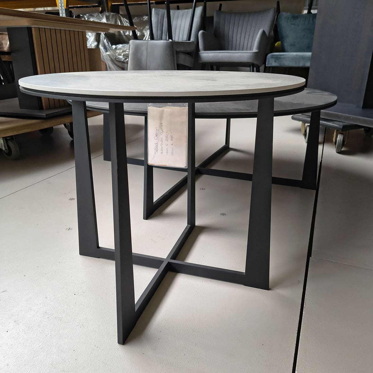 Showroommodel van een salontafel set bij Houweling Interieur. Keramieken ronde salontafels met metalen onderstel.