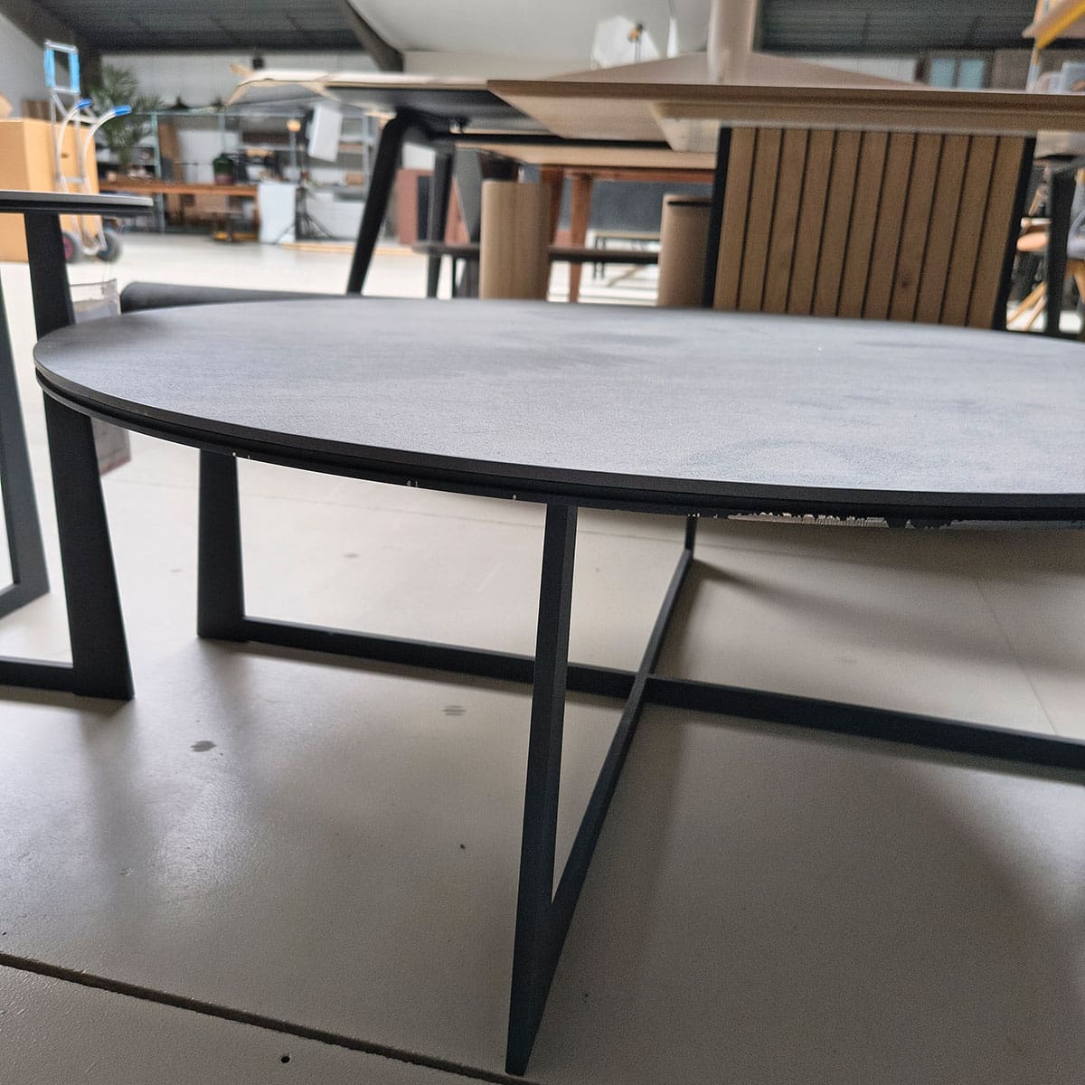 Showroommodel van een salontafel set bij Houweling Interieur. Keramieken ronde salontafels met metalen onderstel.