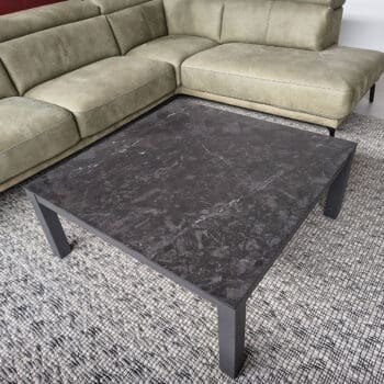 Showroommodel van een vierkante salontafel bij Houweling Interieur. Keramieken salontafel met gemêleerd blad zwartgrijs.