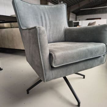 Showroommodel van een leren fauteuil bij Houweling Interieur. Moderne fauteuil uitgevoerd in denim leder.