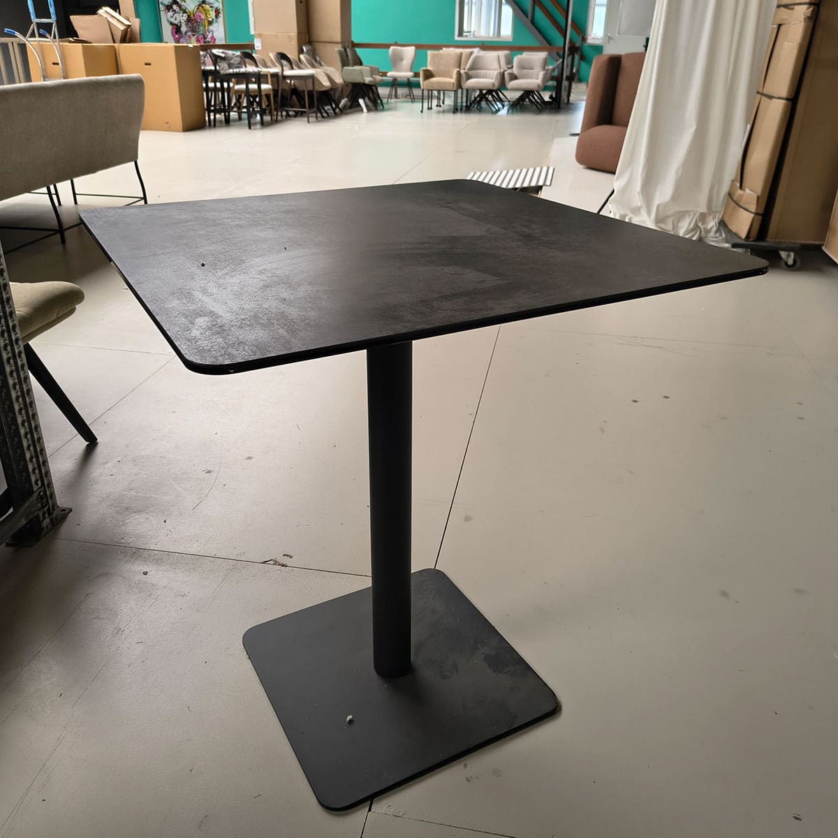 Showroommodel van een vierkante bartafel bij Houweling Interieur. Luxe bartafel uitgevoerd in met keramiek bruin blad.