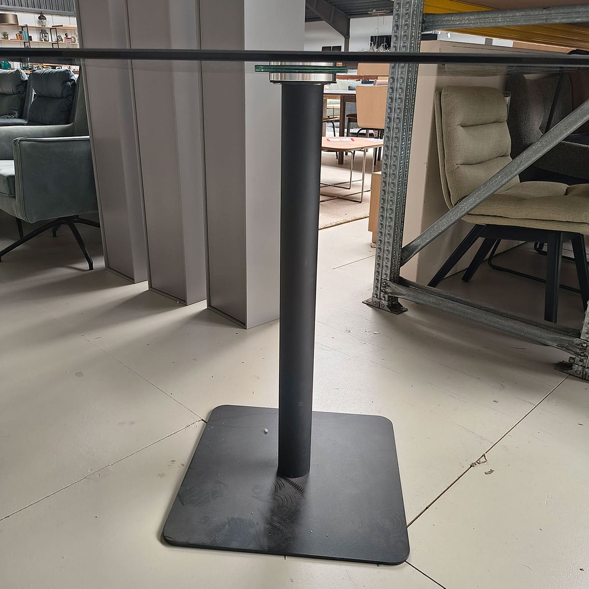 Showroommodel van een vierkante bartafel bij Houweling Interieur. Luxe bartafel uitgevoerd in met keramiek bruin blad.