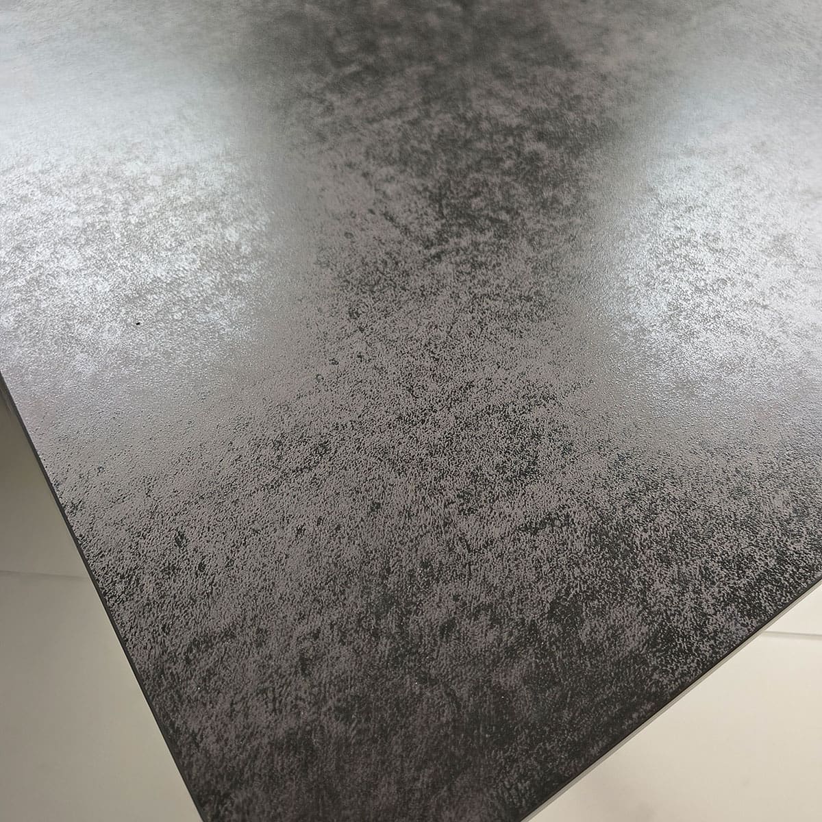 Showroommodel van een vierkante bartafel bij Houweling Interieur. Luxe bartafel uitgevoerd in met keramiek bruin blad.