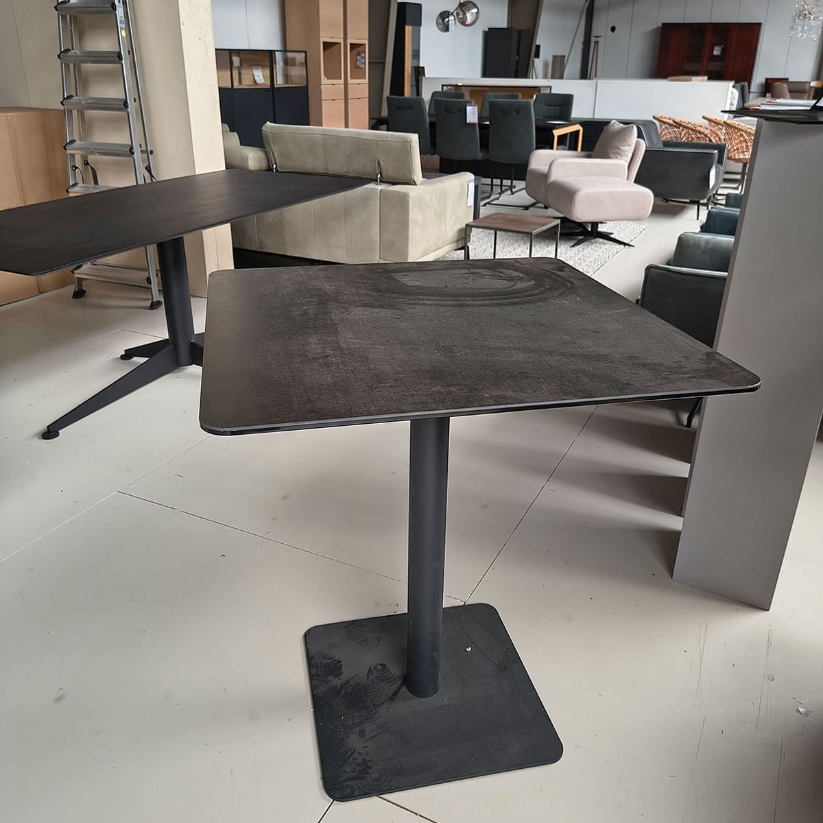 Showroommodel van een vierkante bartafel bij Houweling Interieur. Luxe bartafel uitgevoerd in met keramiek bruin blad.