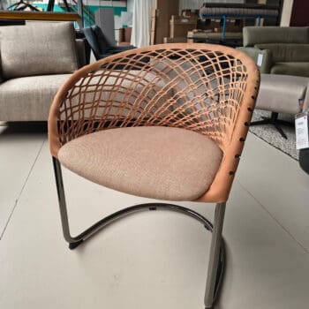 Showroommodel van een design eetkamerstoel bij Houweling Interieur. Luxe eetkamerstoelen uitgevoerd in bruin leder en sledepoot.