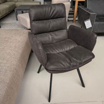 Showroommodel van een eetfauteuil bij Houweling Interieur. Luxe eetkamerstoelen uitgevoerd in bruin leder en metalen onderstel.