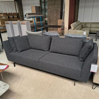 Showroommodel van een design bank bij Houweling Interieur. 3-zitsbank uitgevoerd in grijze stof en zwarte ranke poten.