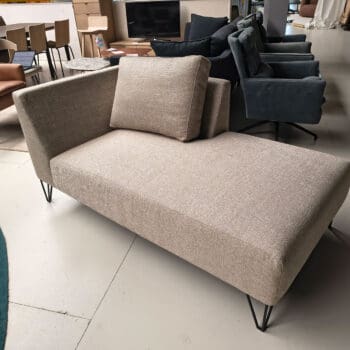 Showroommodel van een losstaande chaise bij Houweling Interieur. Moderne chaise uitgevoerd in beige stof.