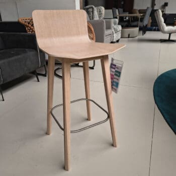 Showroommodel van een houten barstoel van Skovby bij Houweling Interieur. Moderne barkruk uitgevoerd in licht eikenhout.