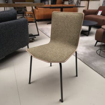 Showroommodel van een Scandinavische stoel van Skovby bij Houweling Interieur. Houten eetkamerstoel uitgevoerd met stoffen zitting.