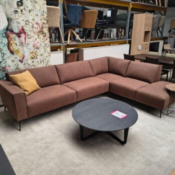 Showroommodel van een leren hoekbank bij Houweling Interieur. Moderne hoekbank uitgevoerd in bruin leder.