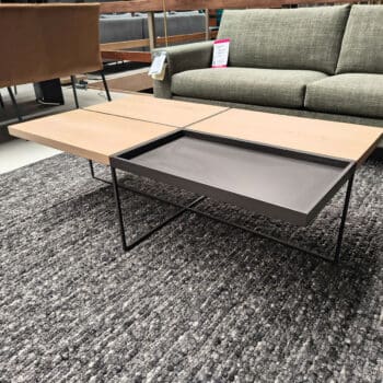 Showroommodel van een houten salontafel bij Houweling Interieur. Design salontafel uitgevoerd in antraciet stof.
