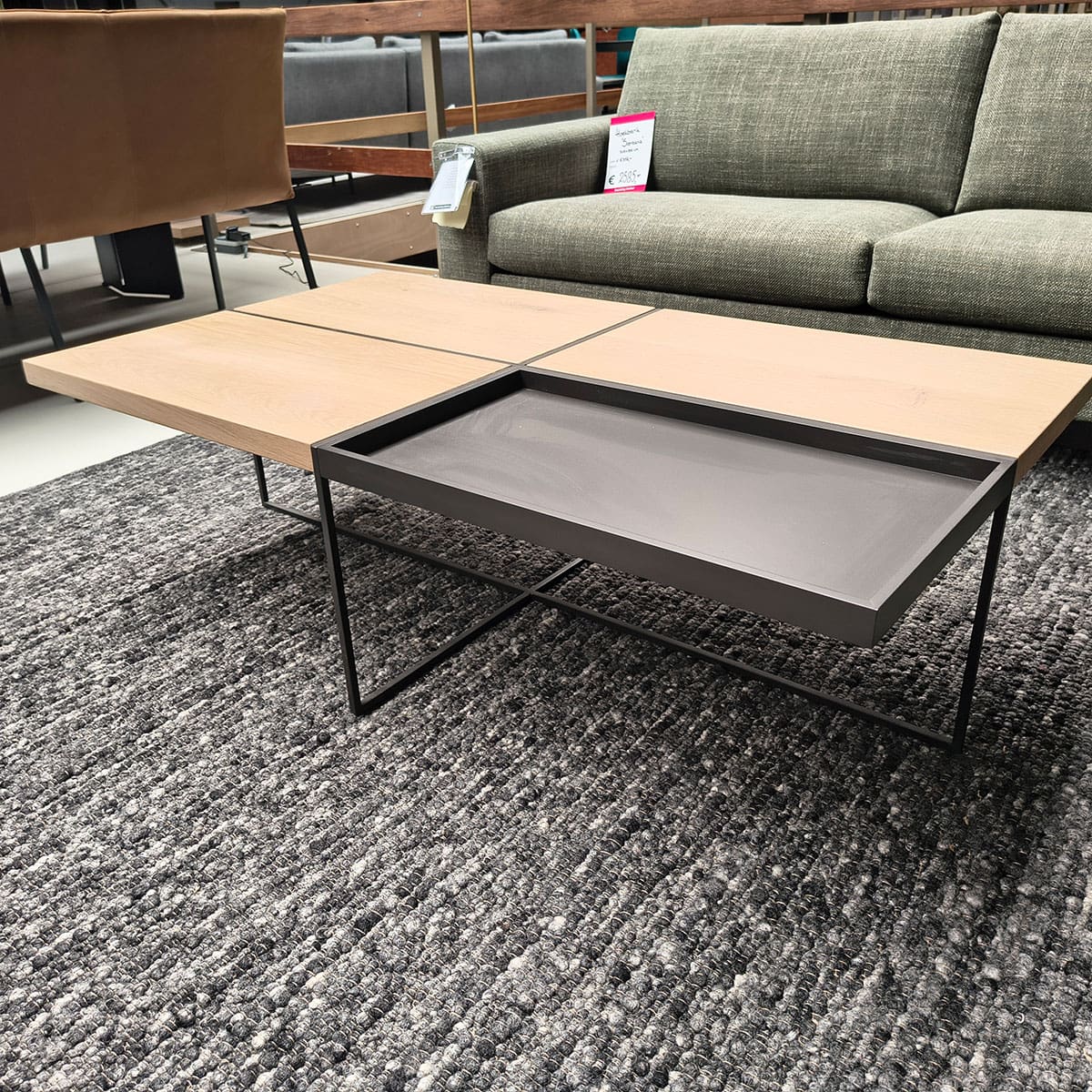 Showroommodel van een houten salontafel bij Houweling Interieur. Design salontafel uitgevoerd in antraciet stof.