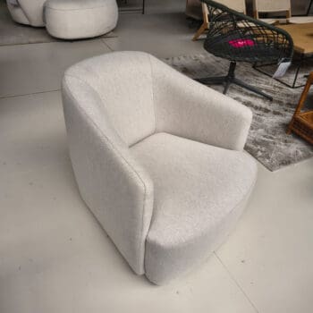 Showroommodel van een moderne fauteuil van Olta bij Houweling Interieur. Design fauteuil uitgevoerd in crème stof.