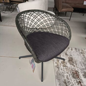 Showroommodel van een design fauteuil van Midj bij Houweling Interieur. Moderne fauteuil uitgevoerd met lederen rug en zitting.