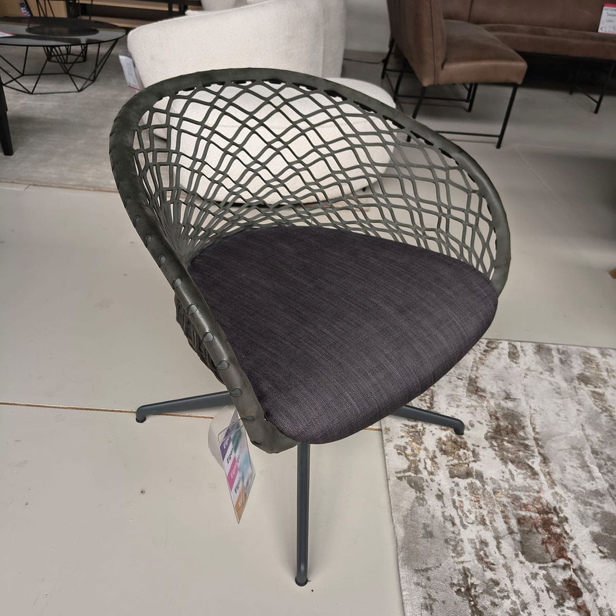 Showroommodel van een design fauteuil van Midj bij Houweling Interieur. Moderne fauteuil uitgevoerd met lederen rug en zitting.