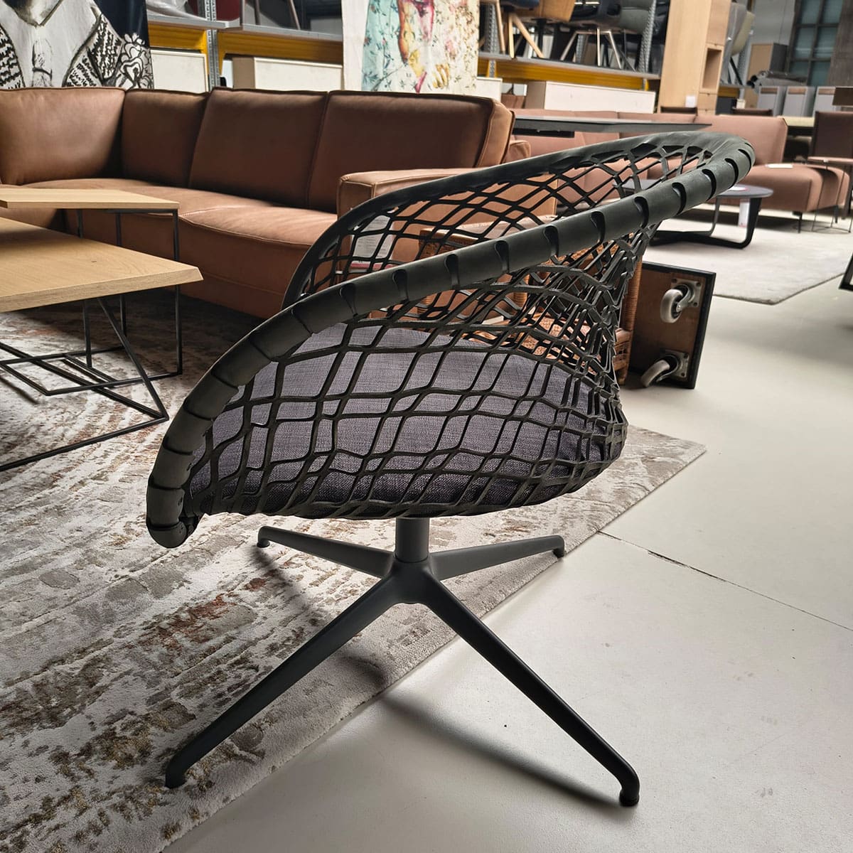 Showroommodel van een design fauteuil van Midj bij Houweling Interieur. Moderne fauteuil uitgevoerd met lederen rug en zitting.