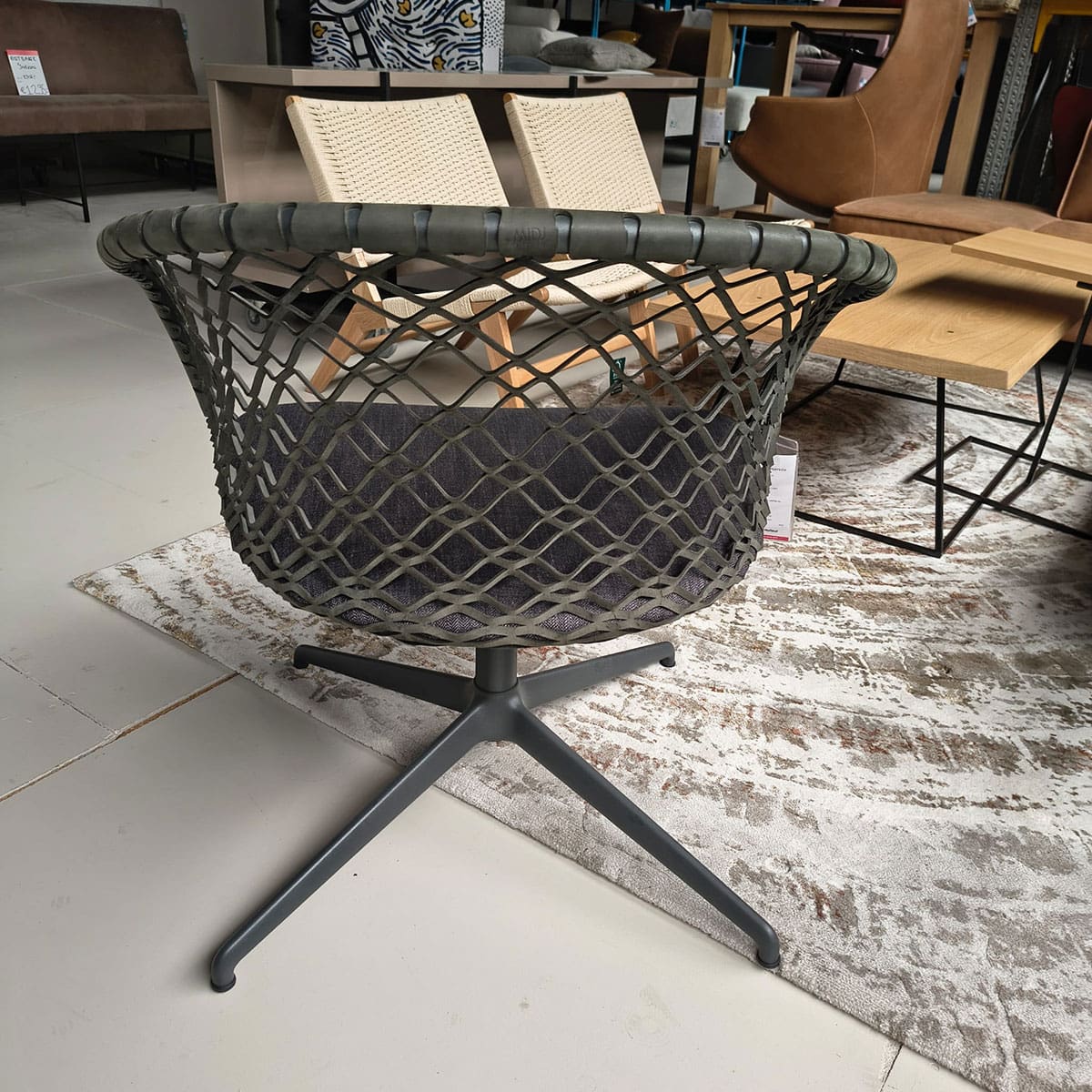 Showroommodel van een design fauteuil van Midj bij Houweling Interieur. Moderne fauteuil uitgevoerd met lederen rug en zitting.