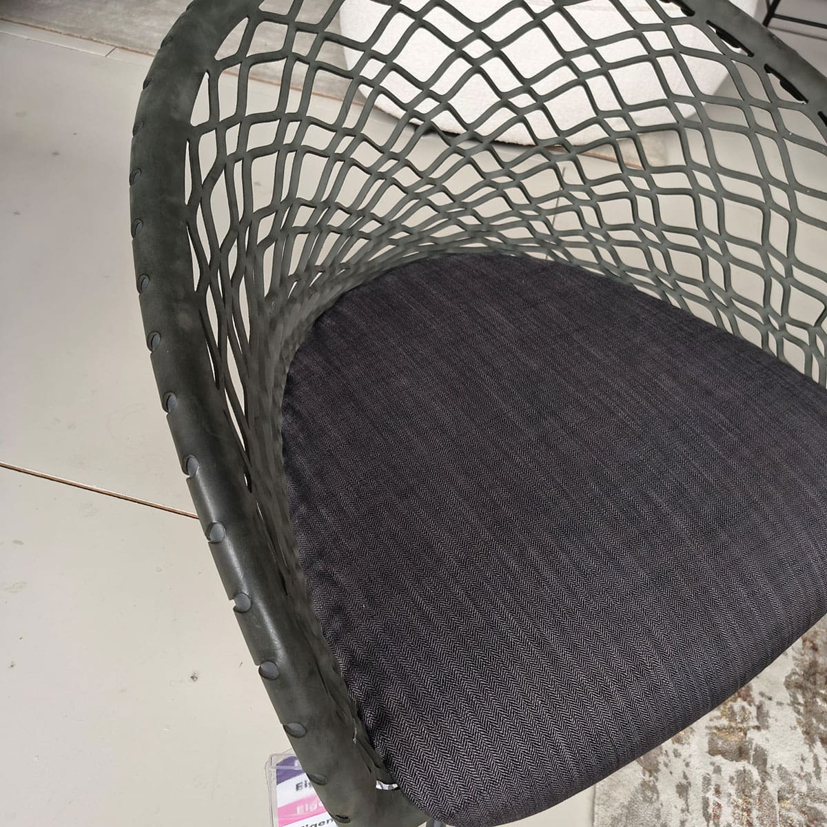 Showroommodel van een design fauteuil van Midj bij Houweling Interieur. Moderne fauteuil uitgevoerd met lederen rug en zitting.