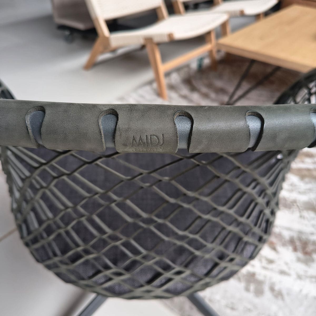 Showroommodel van een design fauteuil van Midj bij Houweling Interieur. Moderne fauteuil uitgevoerd met lederen rug en zitting.