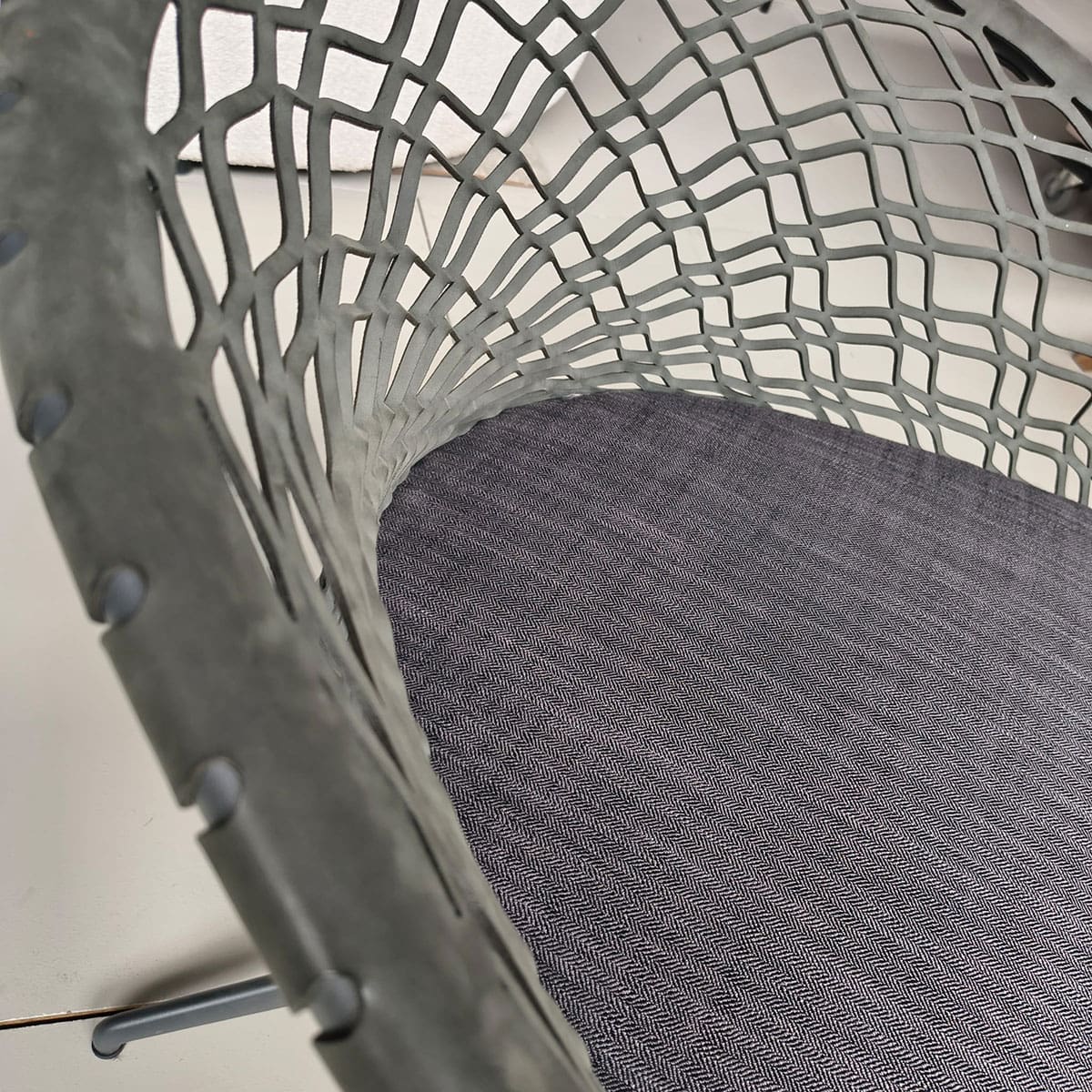 Showroommodel van een design fauteuil van Midj bij Houweling Interieur. Moderne fauteuil uitgevoerd met lederen rug en zitting.