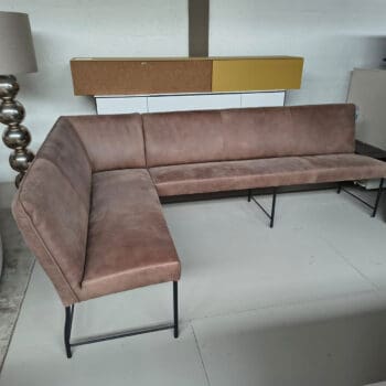 Showroommodel van een leren hoek eetbank bij Houweling Interieur. Eetkamerbank uitgevoerd in bruin leder.