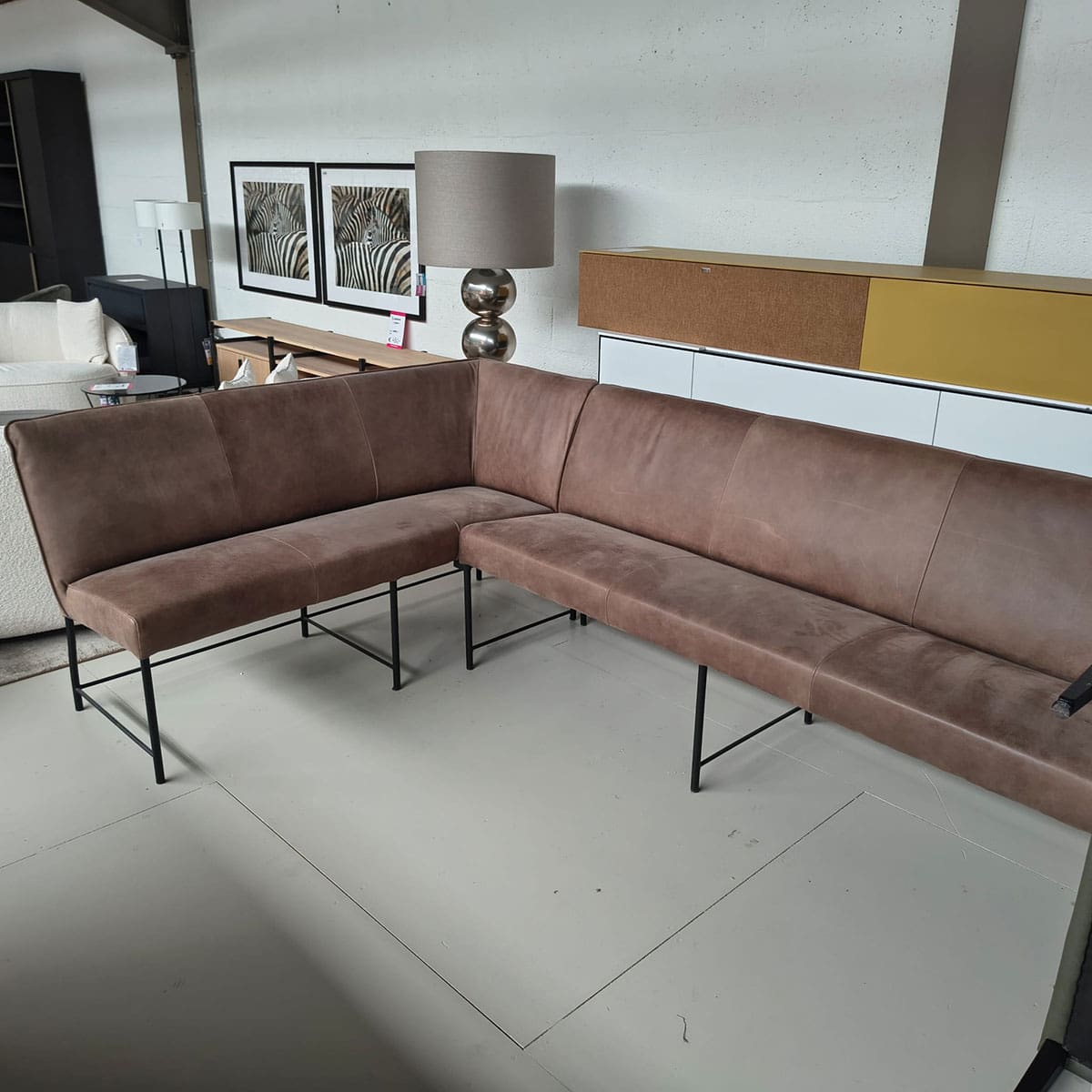 Showroommodel van een leren hoek eetbank bij Houweling Interieur. Eetkamerbank uitgevoerd in bruin leder.
