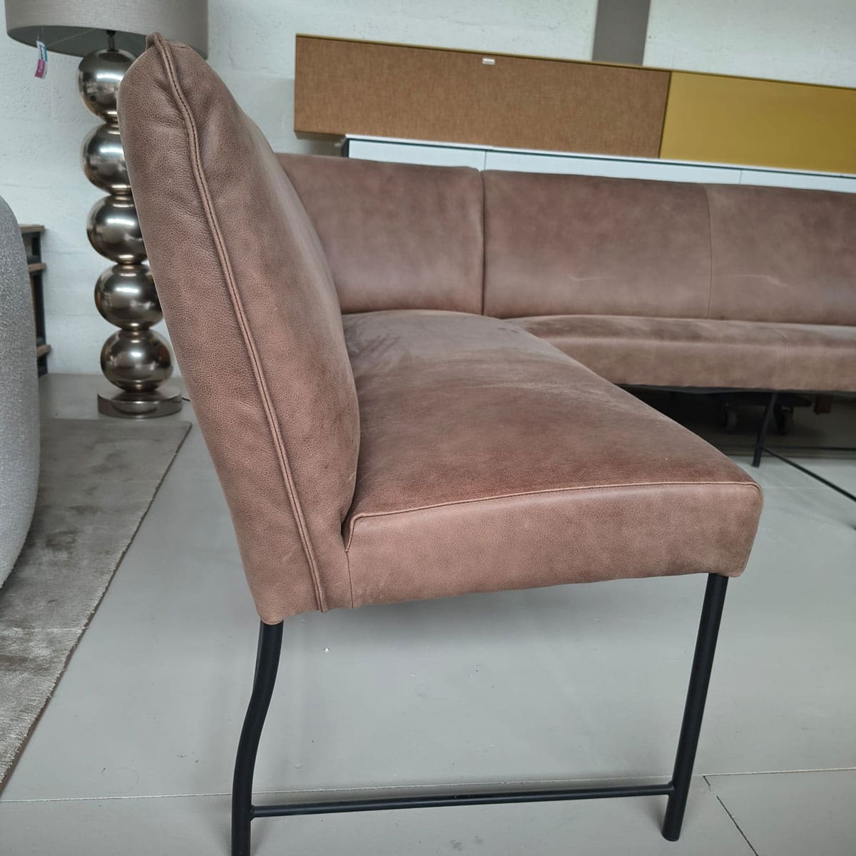 Showroommodel van een leren hoek eetbank bij Houweling Interieur. Eetkamerbank uitgevoerd in bruin leder.