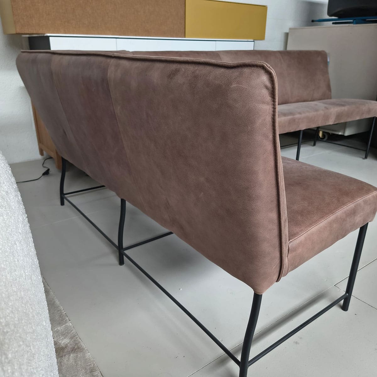 Showroommodel van een leren hoek eetbank bij Houweling Interieur. Eetkamerbank uitgevoerd in bruin leder.