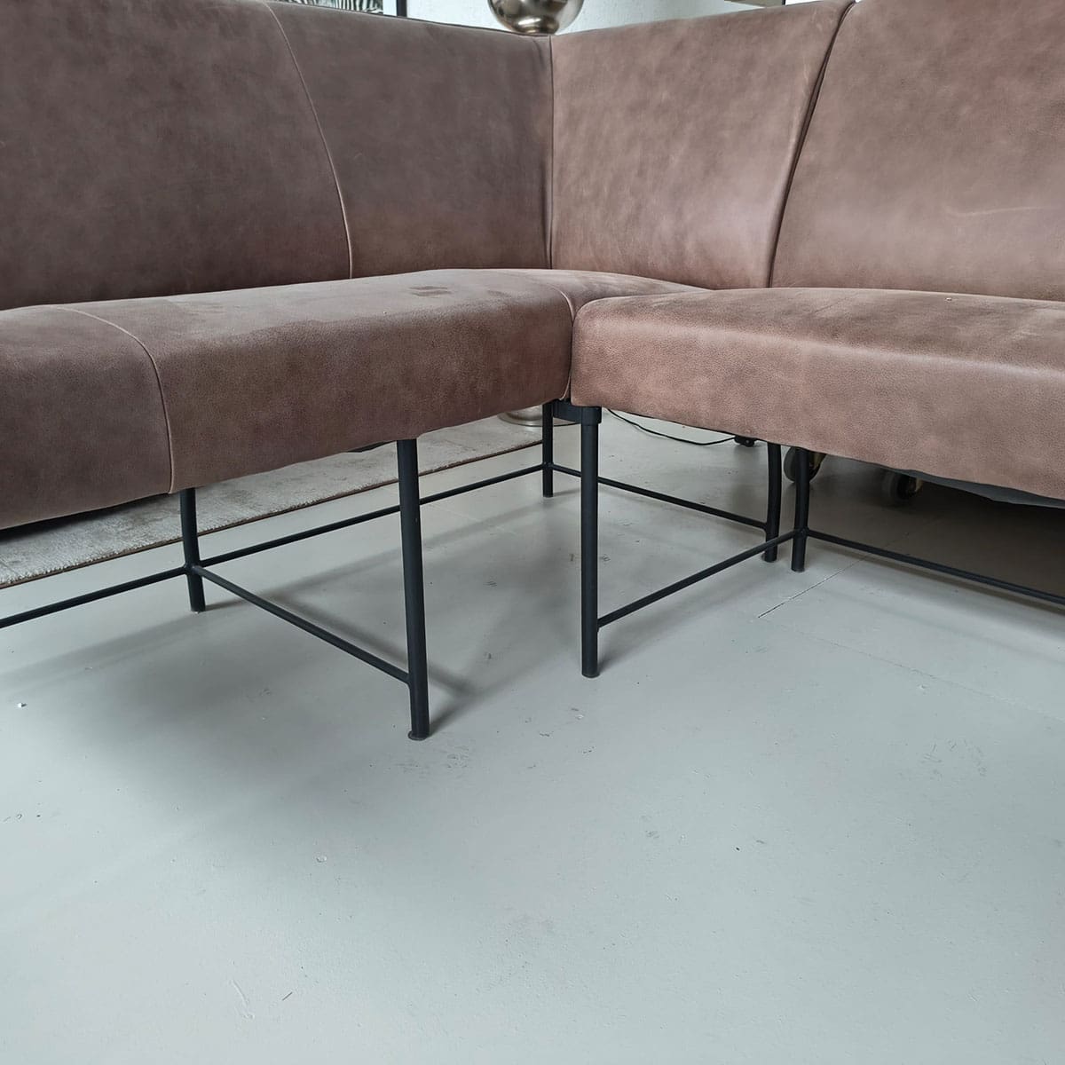 Showroommodel van een leren hoek eetbank bij Houweling Interieur. Eetkamerbank uitgevoerd in bruin leder.