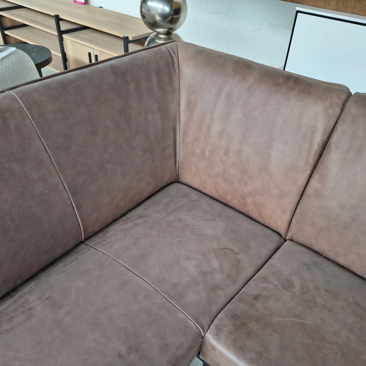 Showroommodel van een leren hoek eetbank bij Houweling Interieur. Eetkamerbank uitgevoerd in bruin leder.