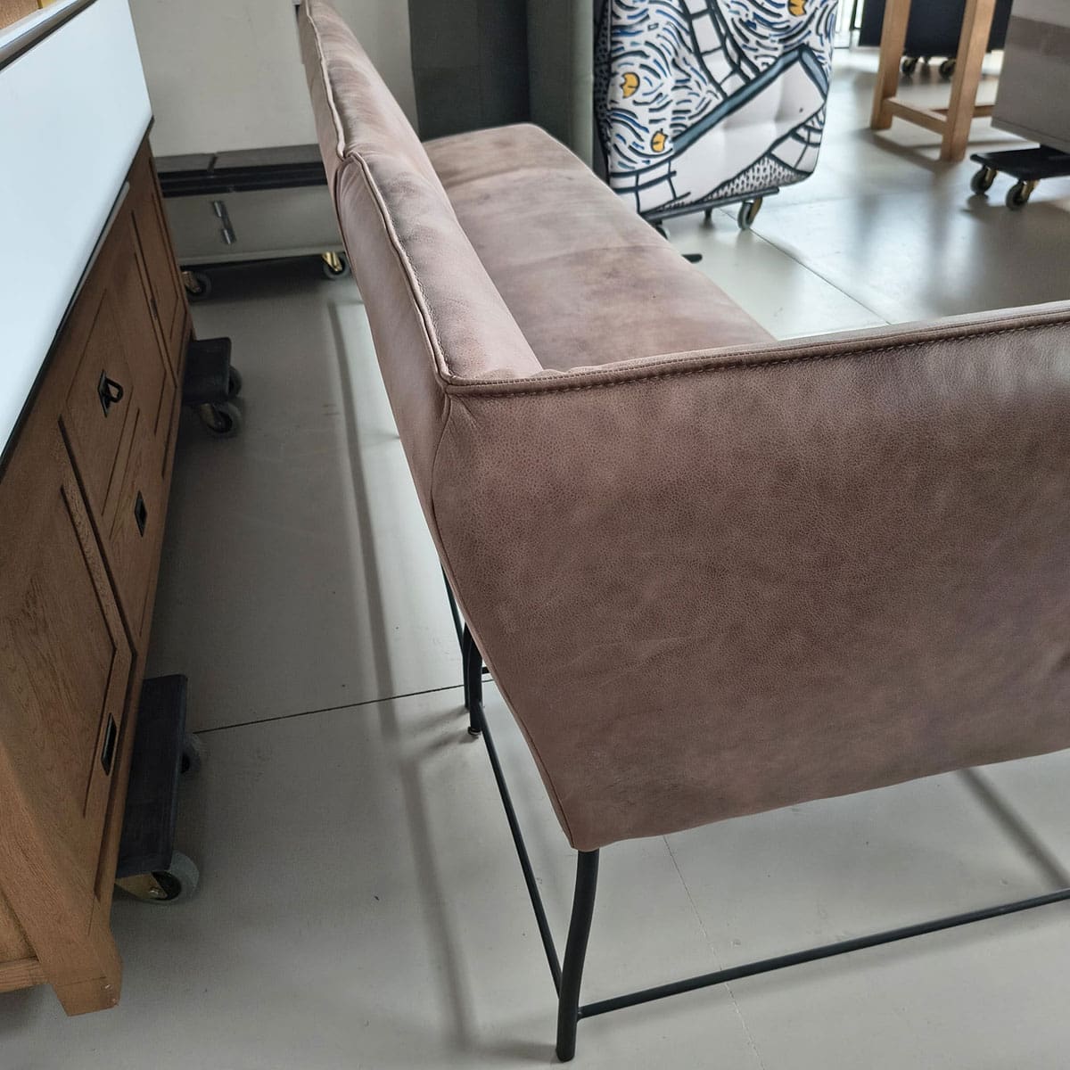 Showroommodel van een leren hoek eetbank bij Houweling Interieur. Eetkamerbank uitgevoerd in bruin leder.