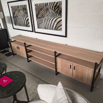 Showroommodel van eikenhouten tv meubel bij Houweling Interieur. Houten dressoir uitgevoerd in eiken met metalen afwerking.